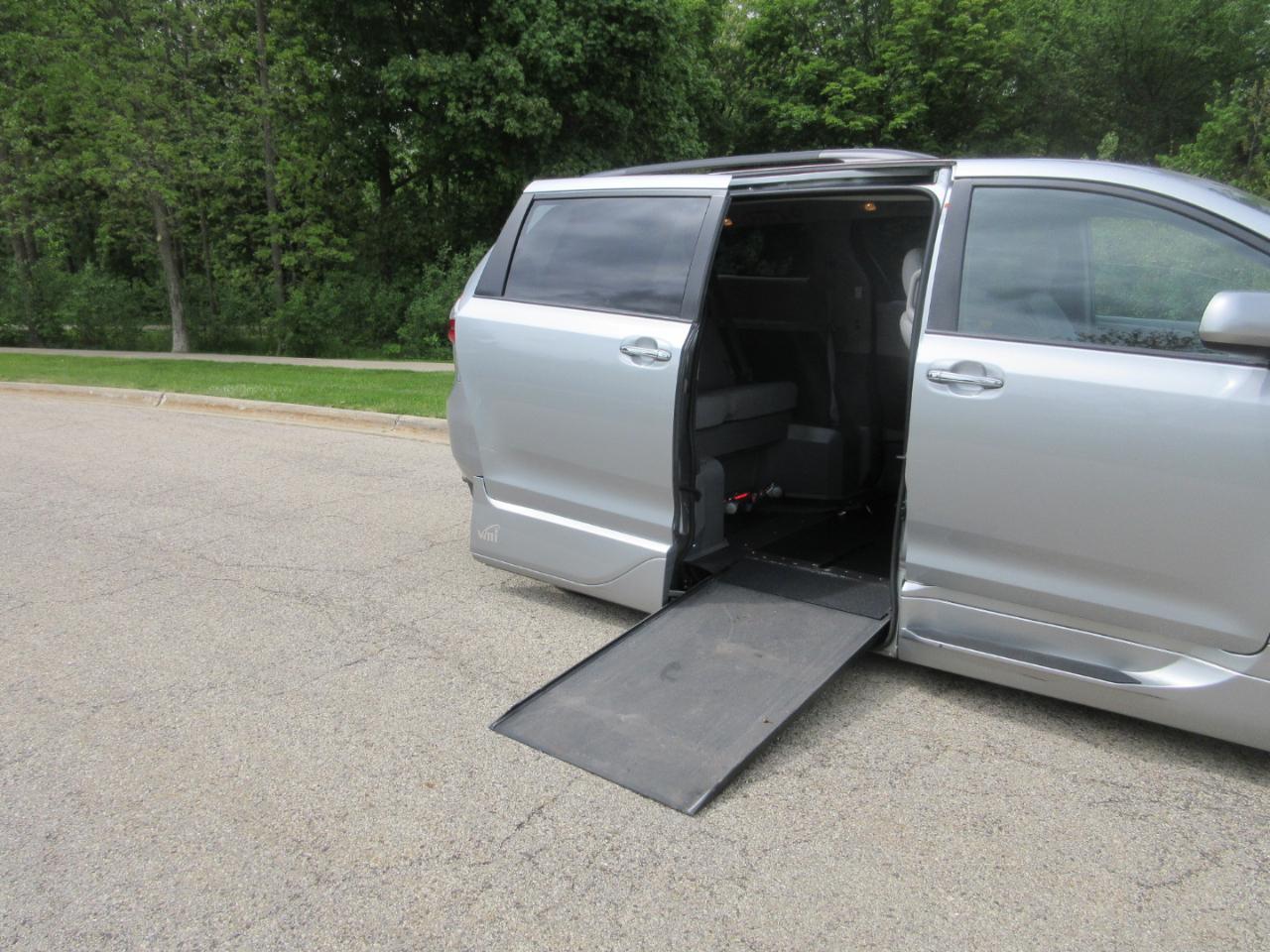 Toyota Sienna XLE Auto Access Seat FWD 7-Passenger (Natl) 2020