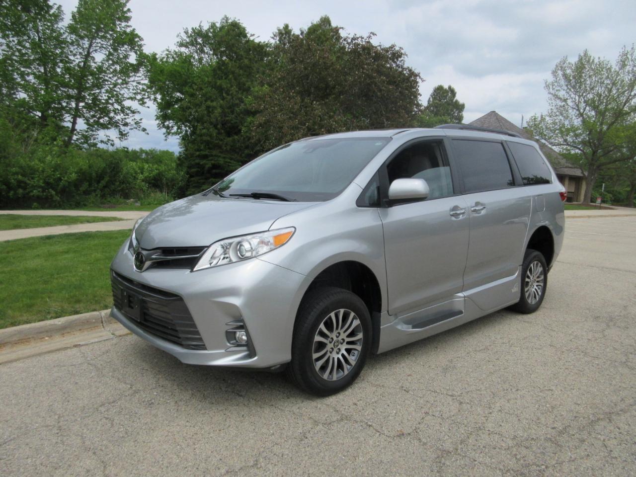 Toyota Sienna XLE Auto Access Seat FWD 7-Passenger (Natl) 2020