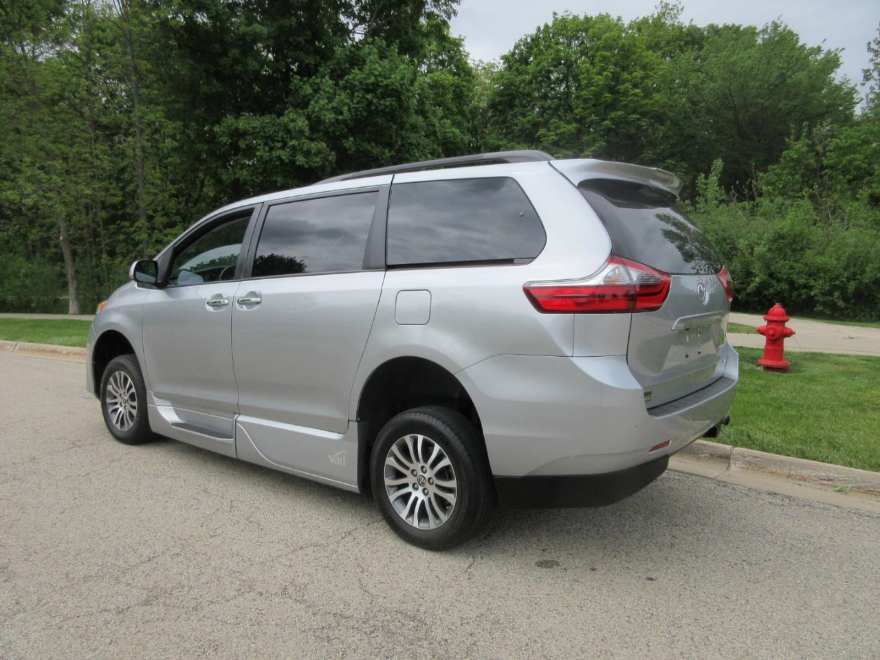 Toyota Sienna XLE Auto Access Seat FWD 7-Passenger (Natl) 2020