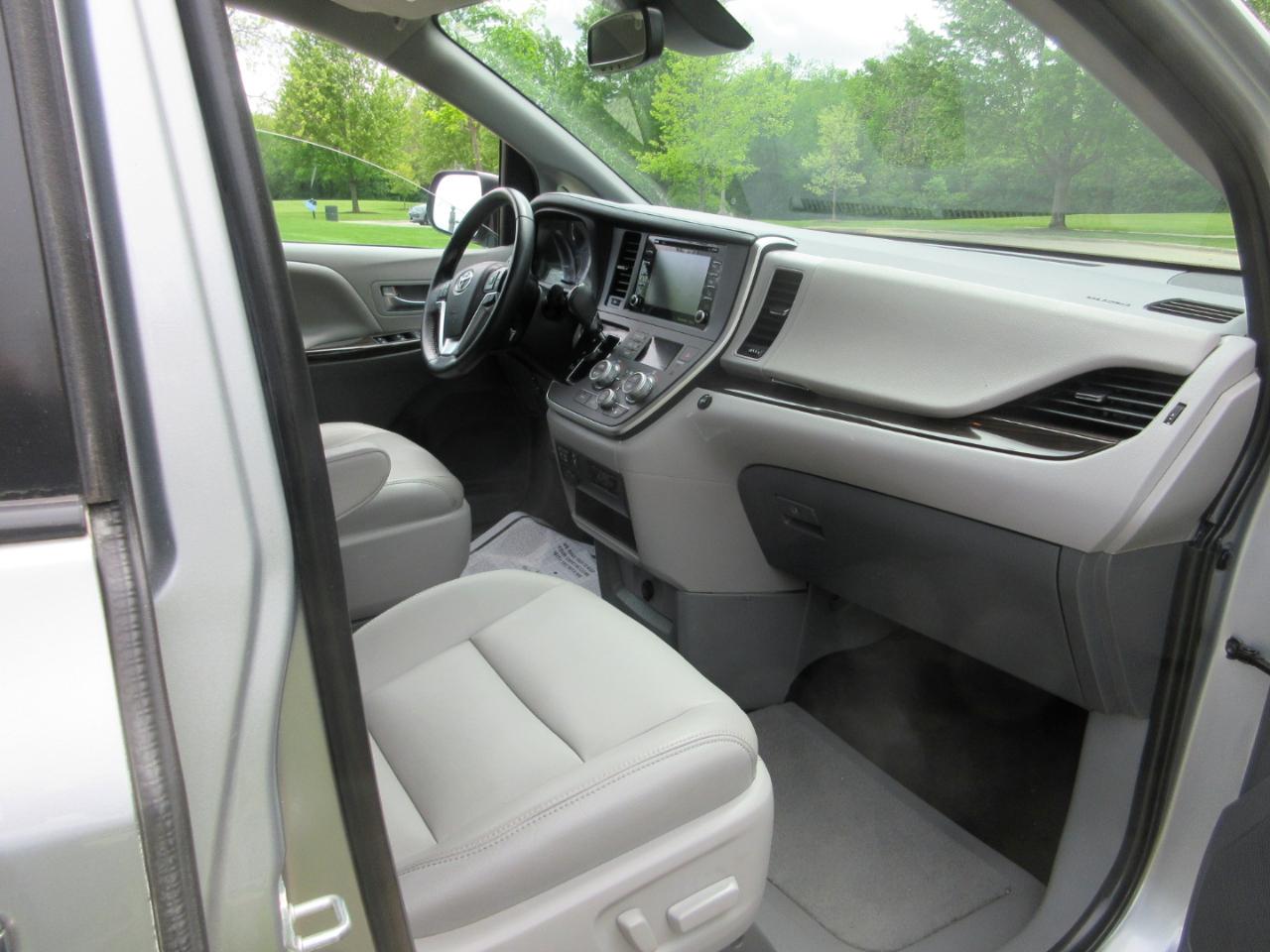 Toyota Sienna XLE Auto Access Seat FWD 7-Passenger (Natl) 2020