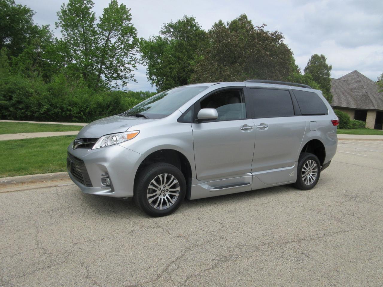 Toyota Sienna XLE Auto Access Seat FWD 7-Passenger (Natl) 2020
