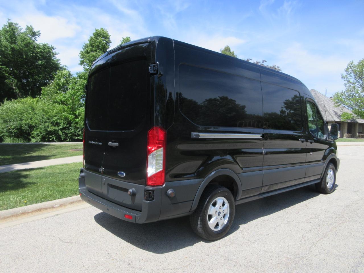 Ford Transit Van T-250 148" Med Rf 9000 GVWR Sliding RH Dr 2017