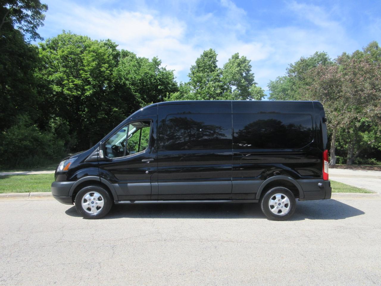 Ford Transit Van T-250 148" Med Rf 9000 GVWR Sliding RH Dr 2017