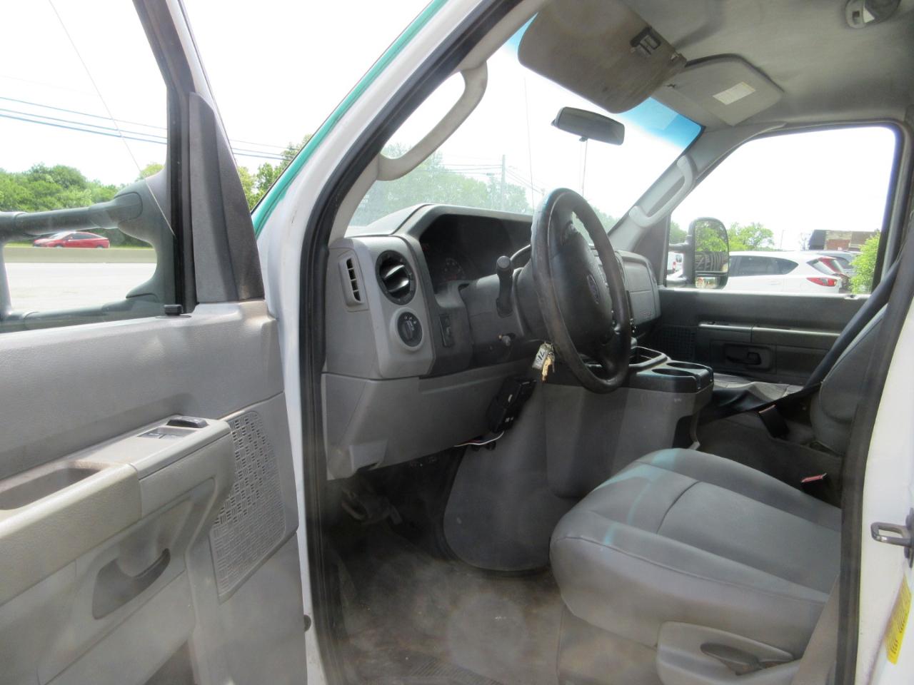 Ford Econoline Commercial Cutaway E-350 Super Duty 138" 5-Spd SRW 2012