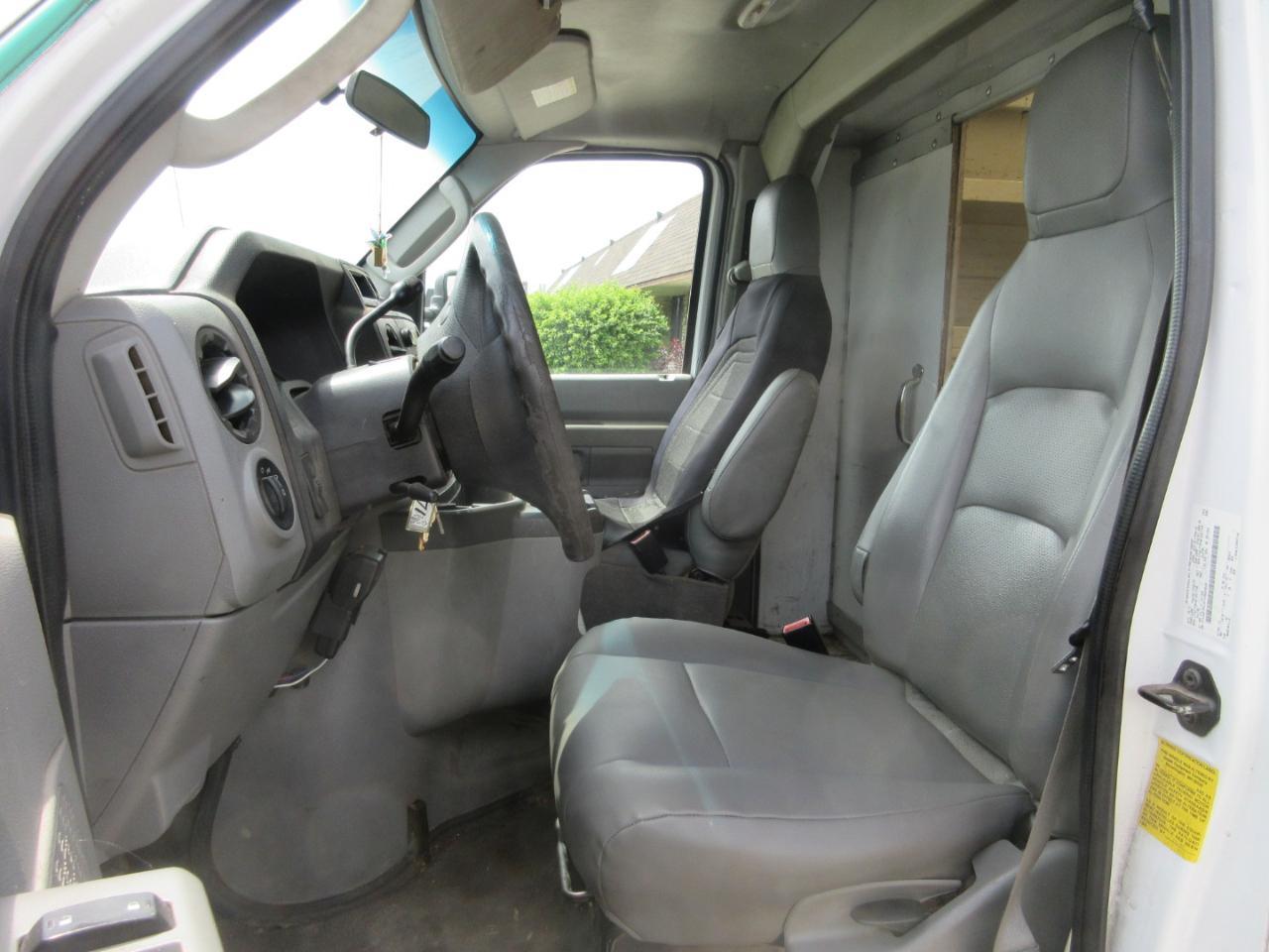 Ford Econoline Commercial Cutaway E-350 Super Duty 138" 5-Spd SRW 2012