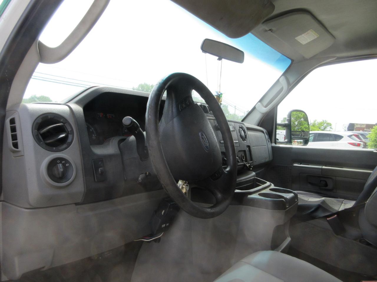 Ford Econoline Commercial Cutaway E-350 Super Duty 138" 5-Spd SRW 2012