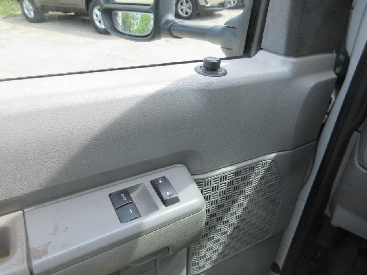 Ford Econoline Commercial Cutaway E-350 Super Duty 138" 5-Spd SRW 2012