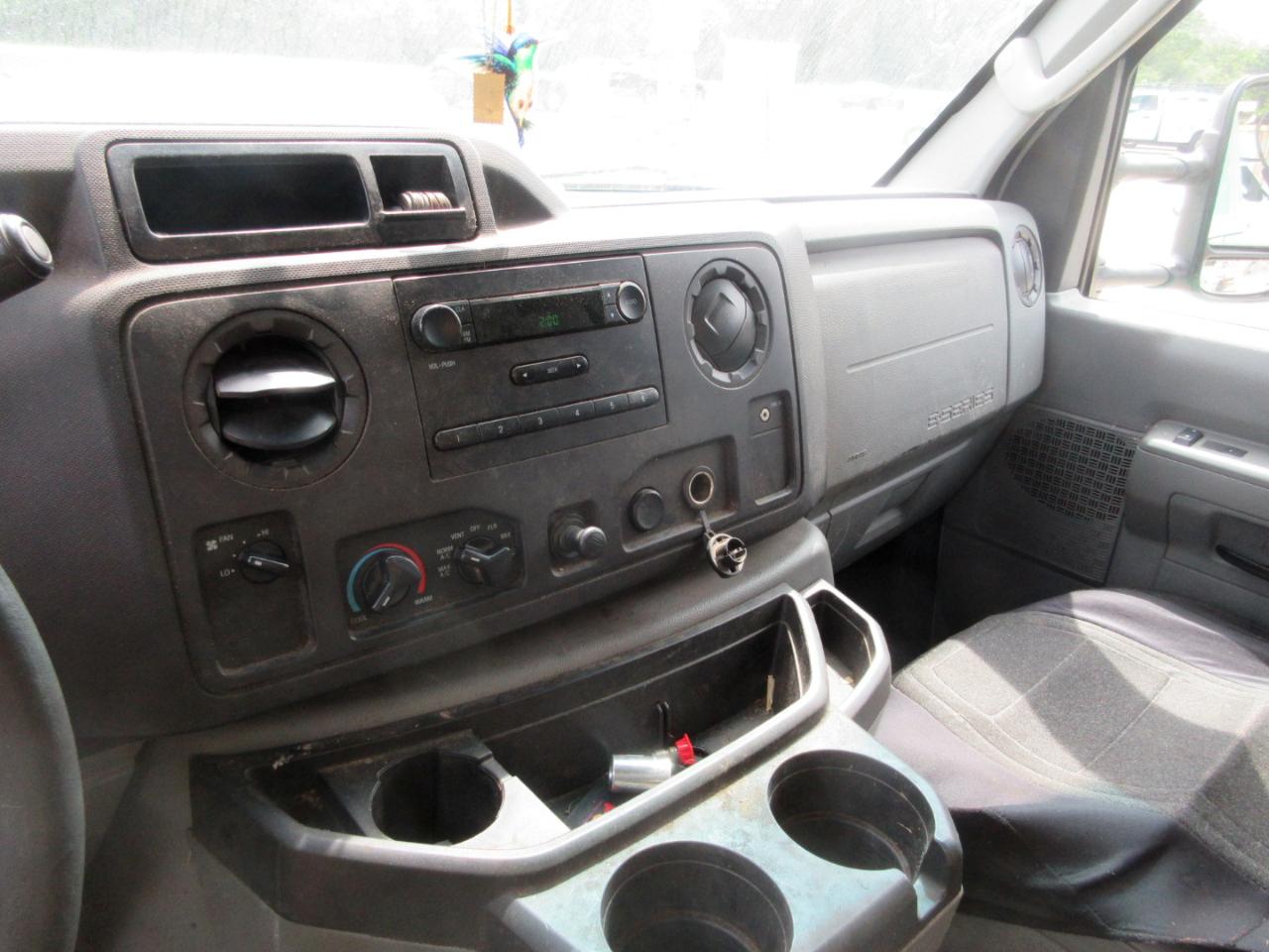 Ford Econoline Commercial Cutaway E-350 Super Duty 138" 5-Spd SRW 2012