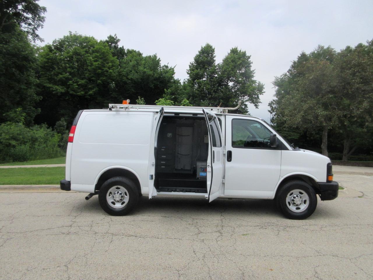 Chevrolet Express Cargo Van RWD 2500 135" 2014