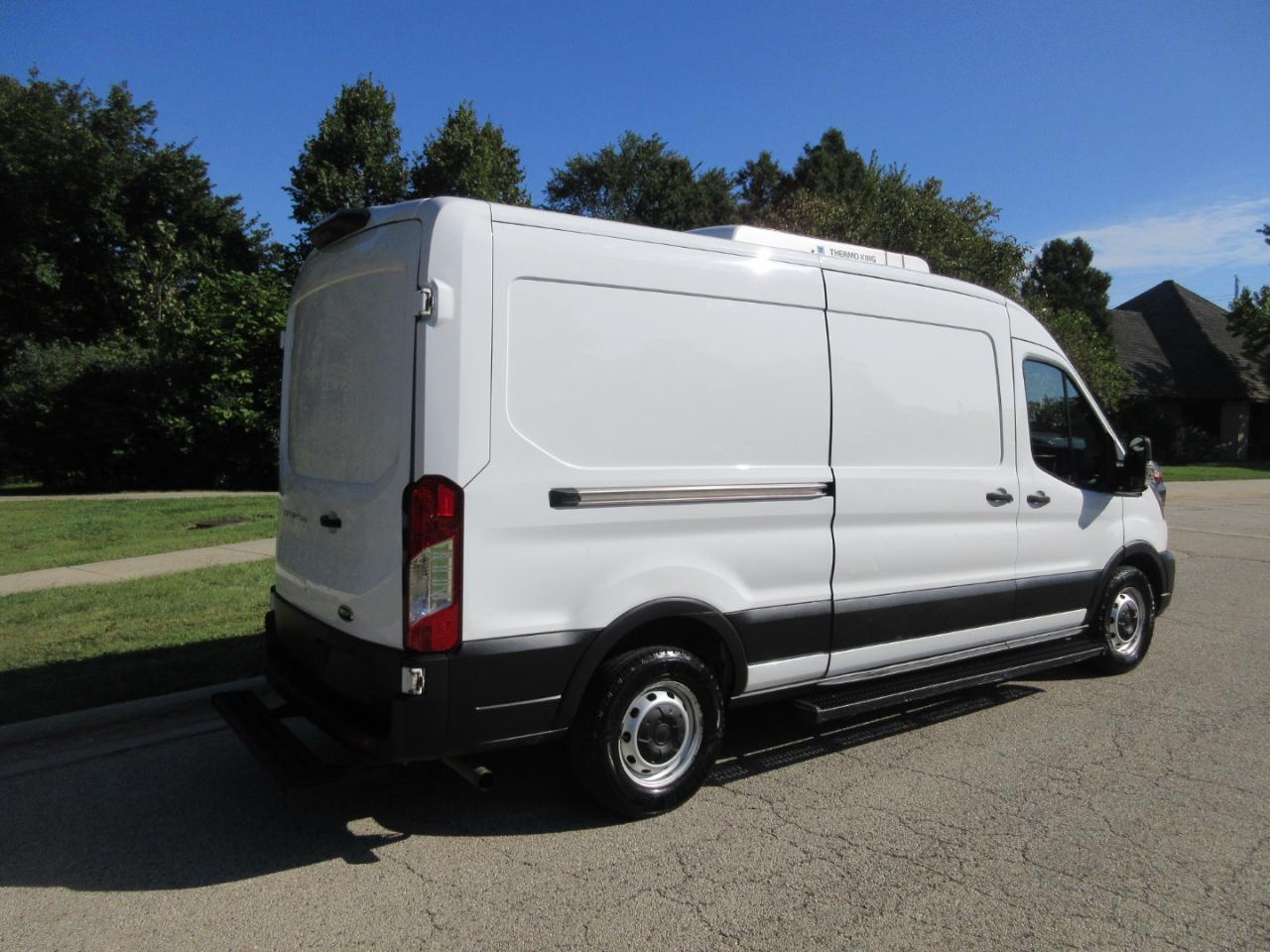 Ford Transit Cargo Van T-250 130" Med Rf 9070 GVWR RWD 2021