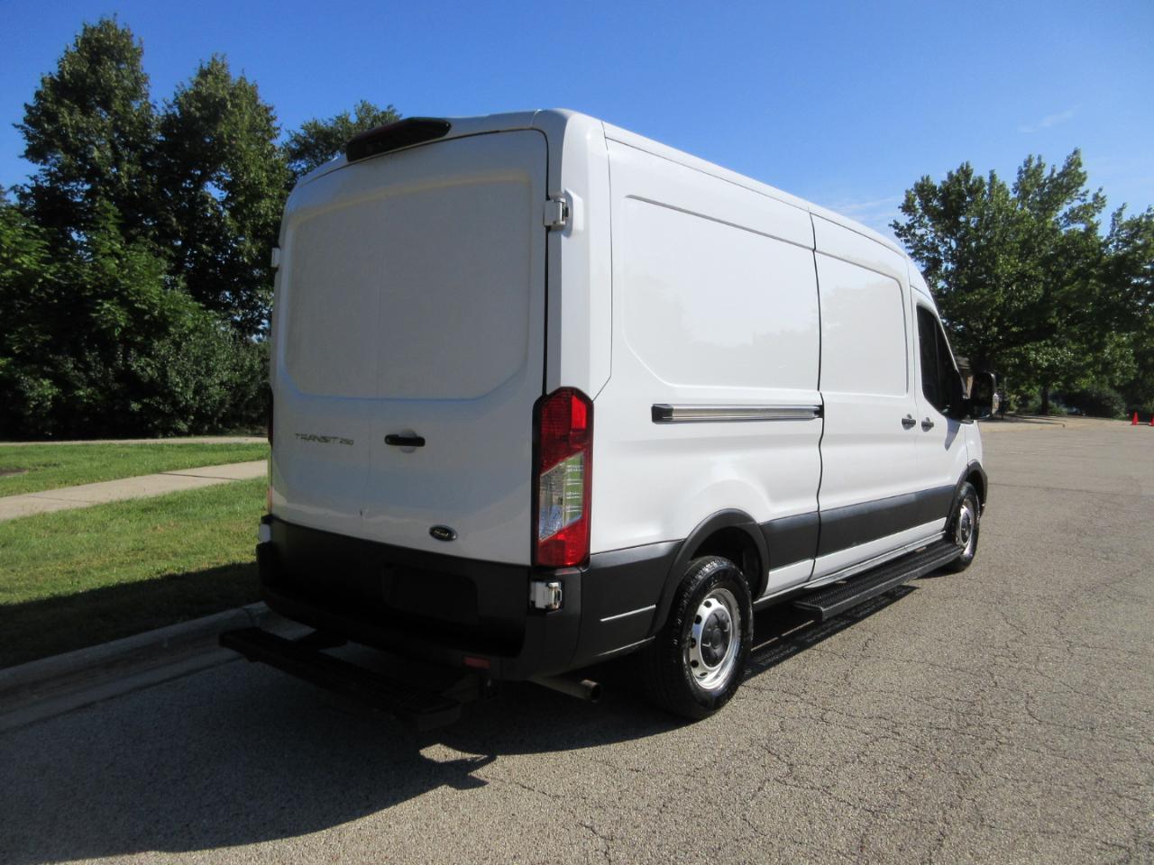 Ford Transit Cargo Van T-250 130" Med Rf 9070 GVWR RWD 2021