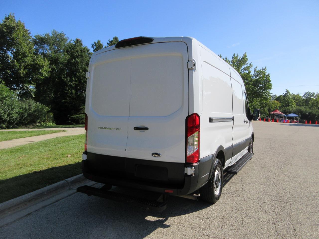 Ford Transit Cargo Van T-250 130" Med Rf 9070 GVWR RWD 2021