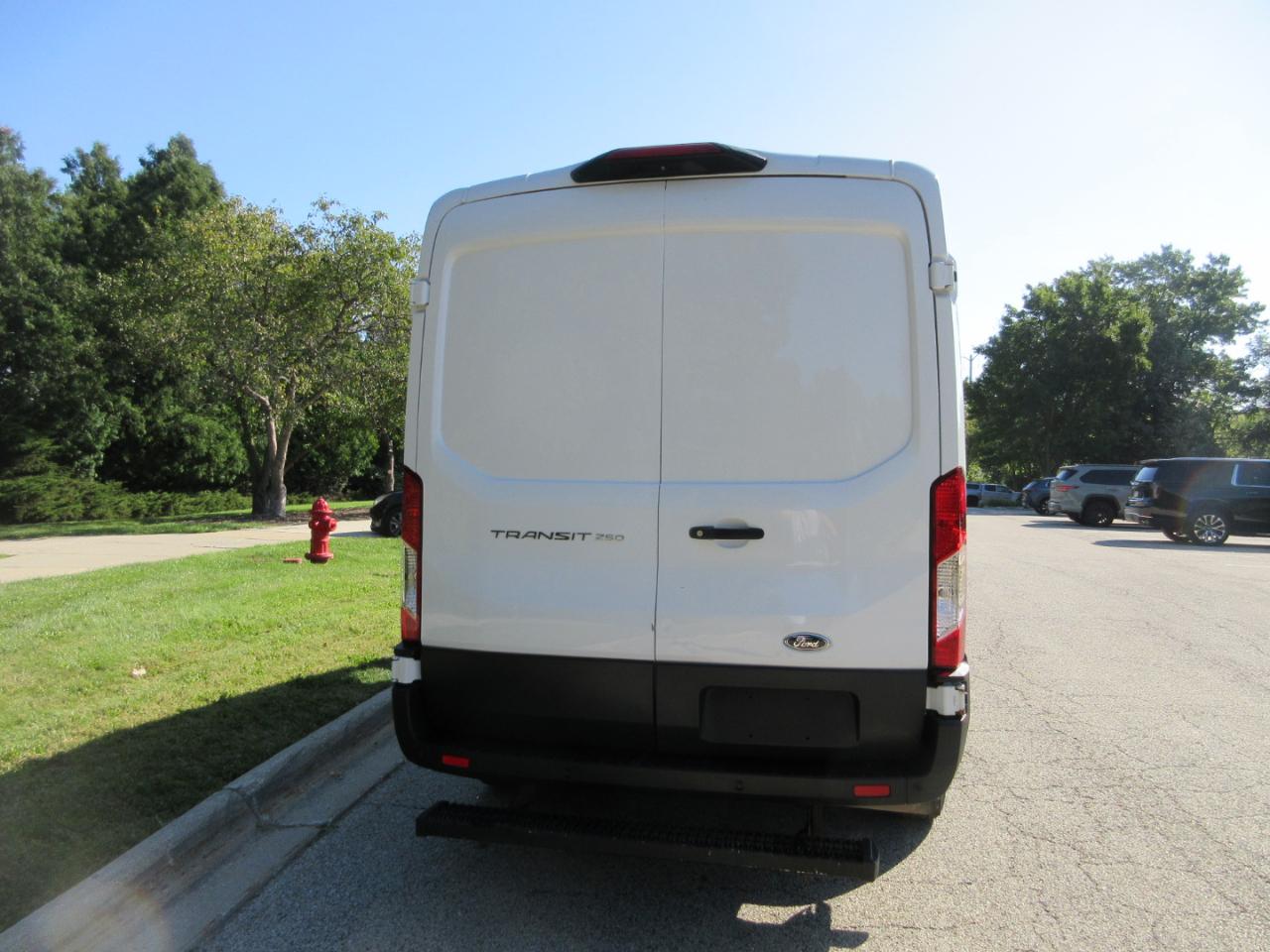 Ford Transit Cargo Van T-250 130" Med Rf 9070 GVWR RWD 2021
