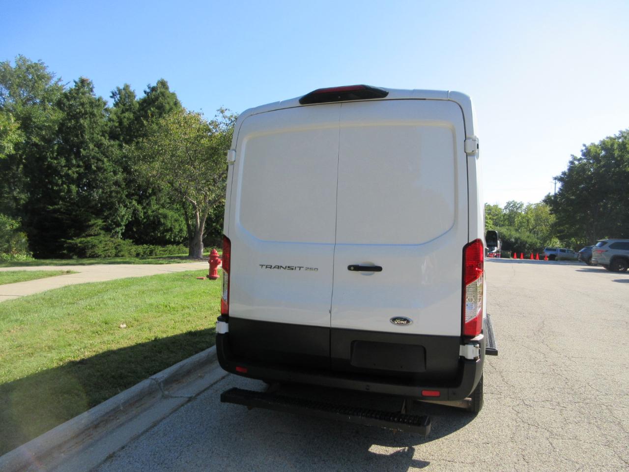 Ford Transit Cargo Van T-250 130" Med Rf 9070 GVWR RWD 2021