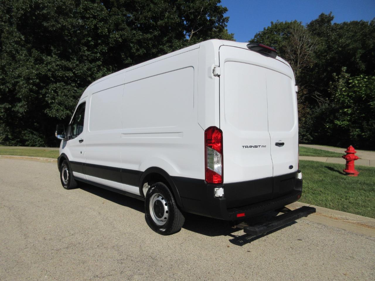Ford Transit Cargo Van T-250 130" Med Rf 9070 GVWR RWD 2021