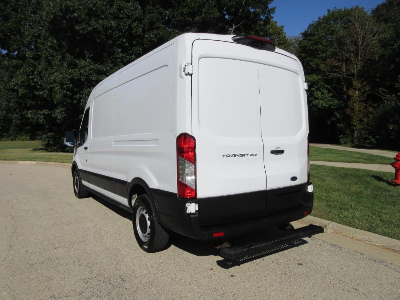 Ford Transit Cargo Van T-250 130" Med Rf 9070 GVWR RWD 2021