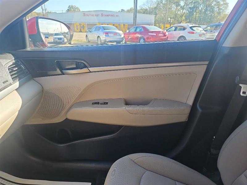 Hyundai Elantra SE 6AT 2018