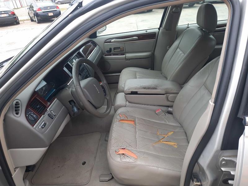 Lincoln Town Car Signature 2005