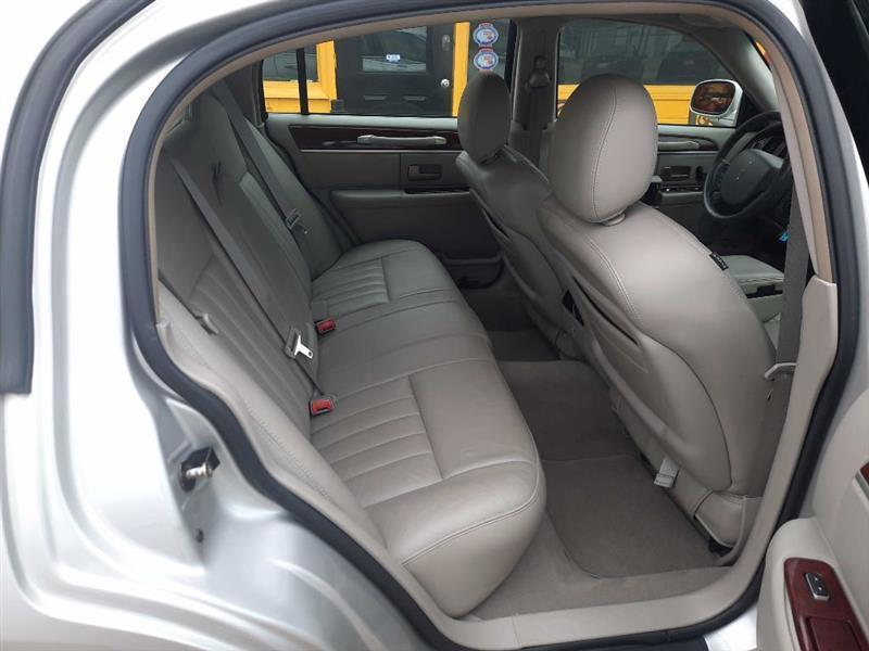 Lincoln Town Car Signature 2005
