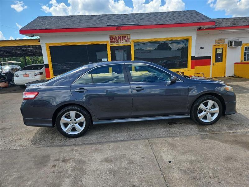 Toyota Camry SE V6 6-Spd AT 2011