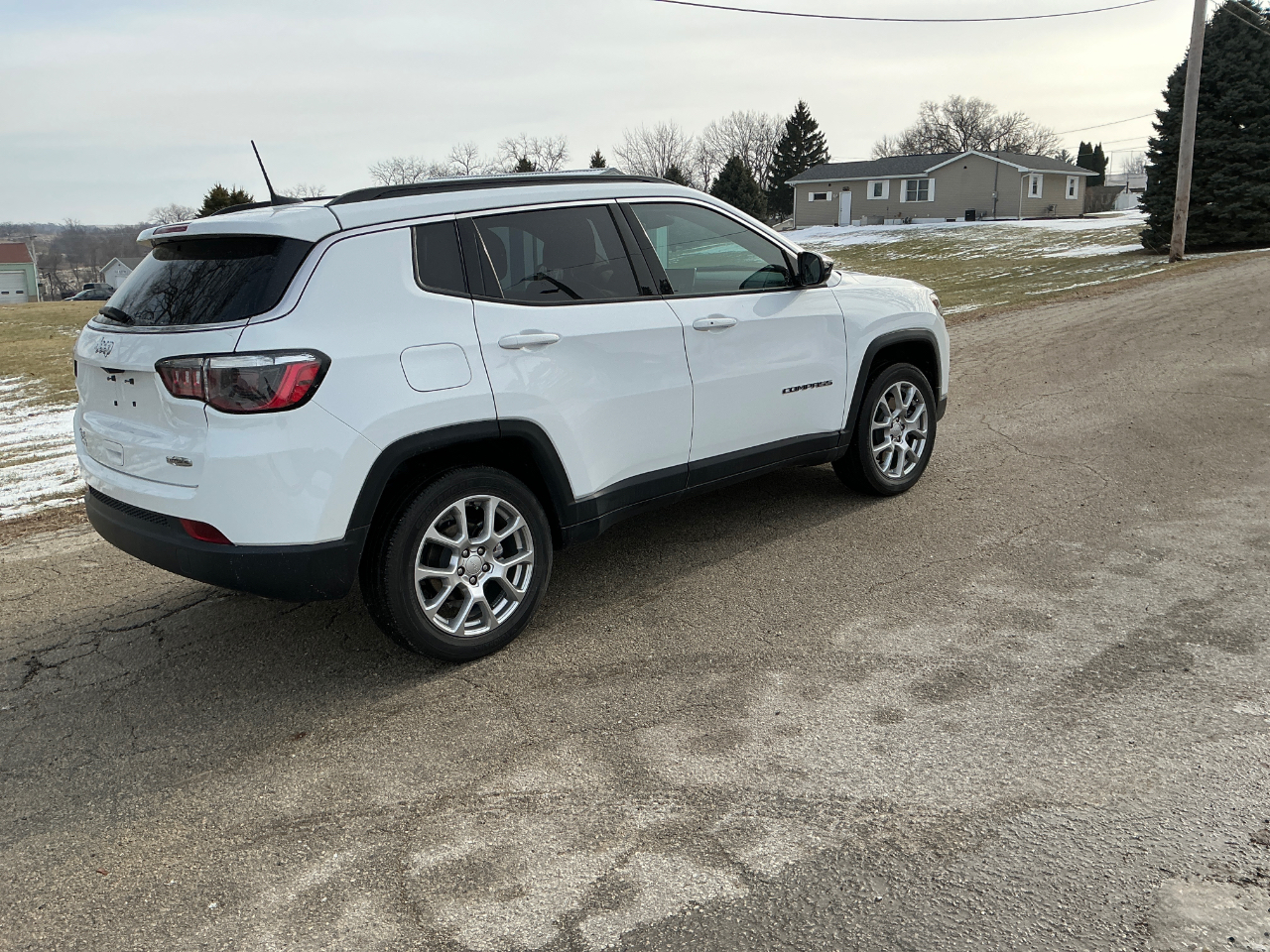 Jeep Compass Latitude LUX 4D SUV 4WD 2023