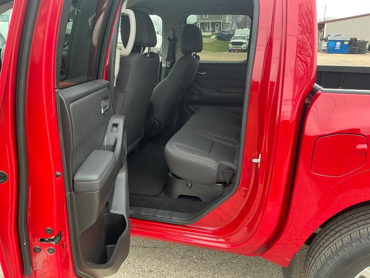 Nissan Frontier SV Crew Cab 4WD 2023