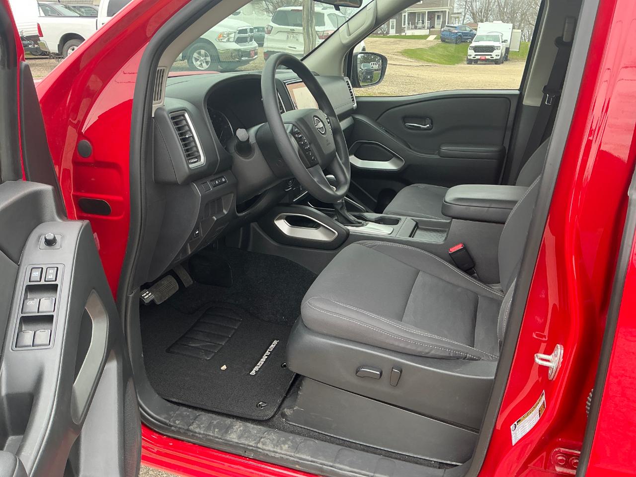 Nissan Frontier SV Crew Cab 4WD 2023