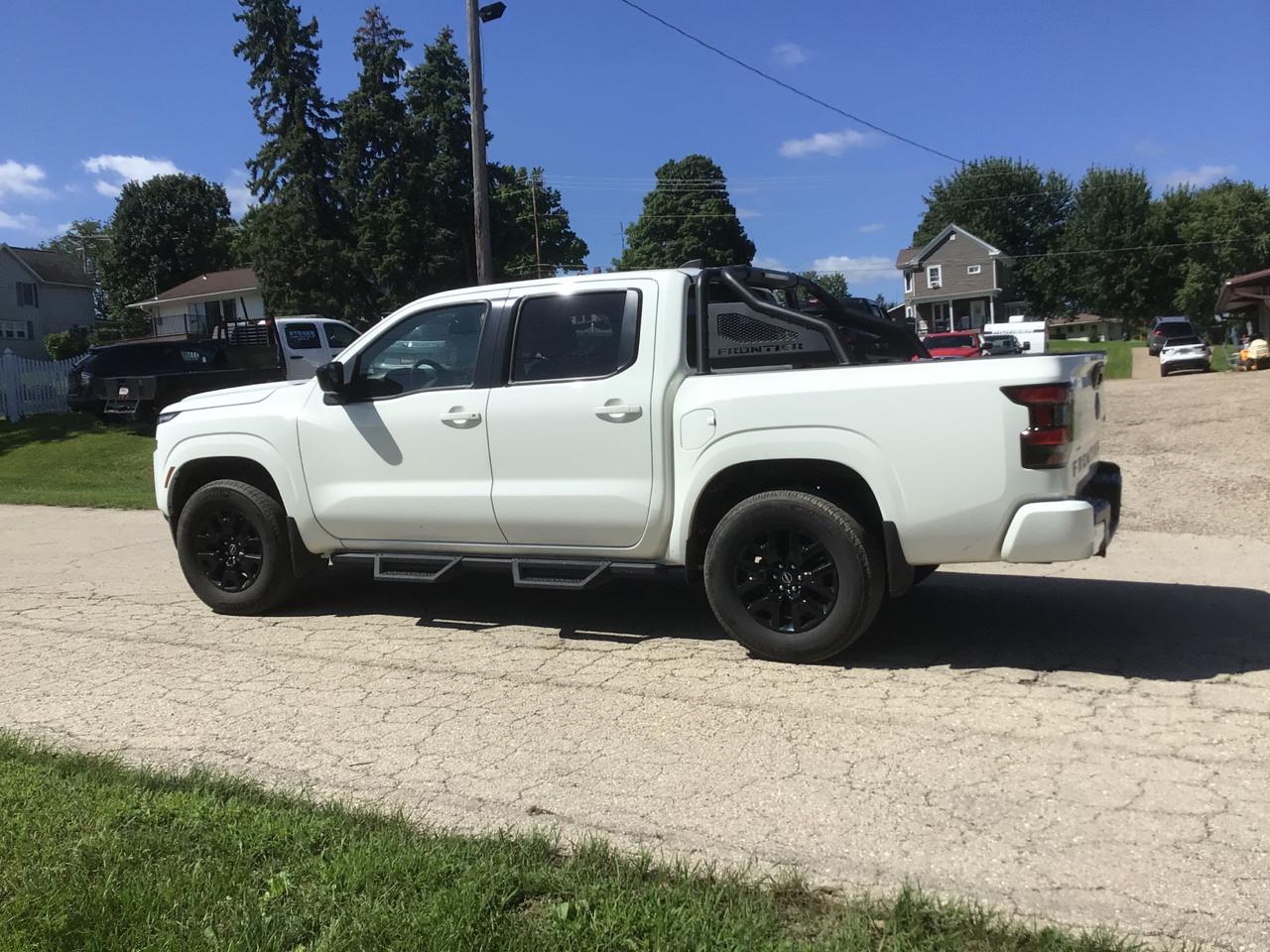 Nissan Frontier SV Crew Cab 4WD 2023