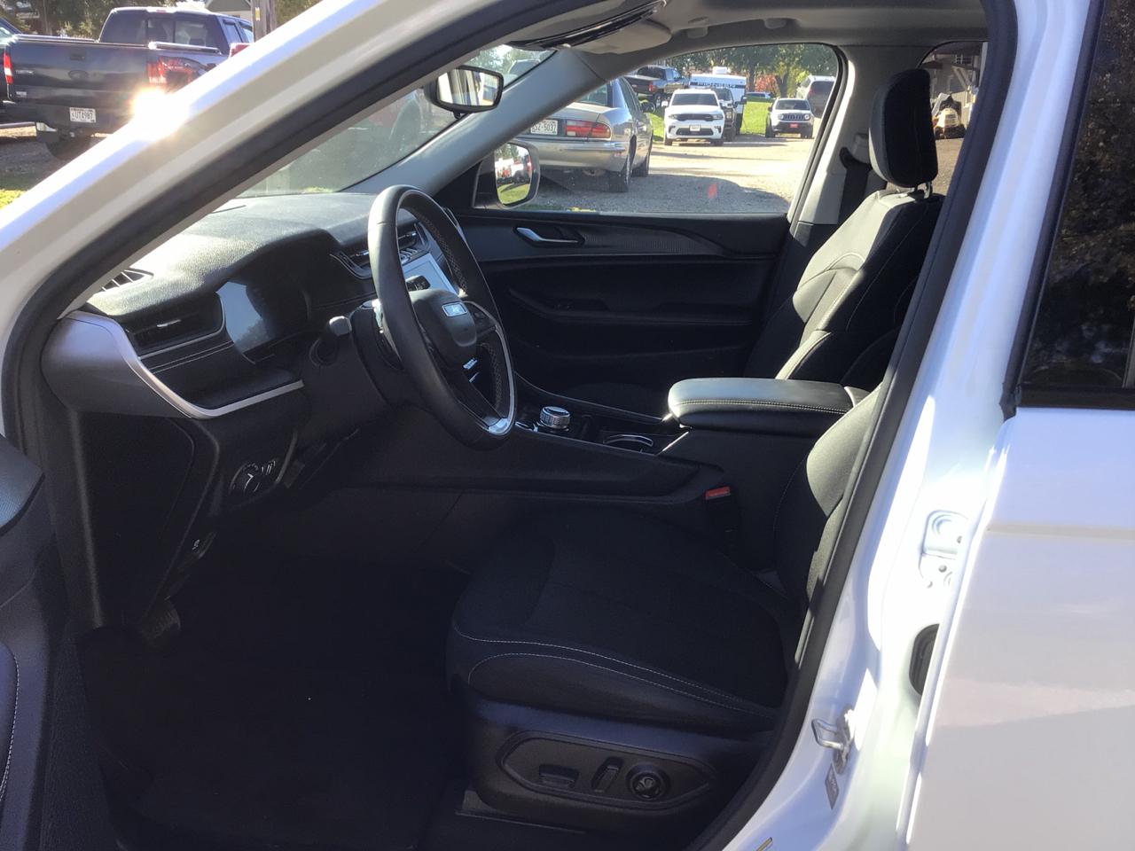 Jeep Grand Cherokee Laredo 4WD 2023