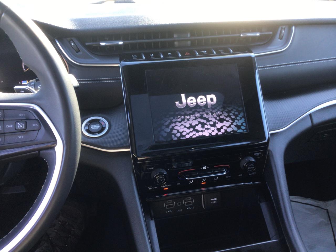 Jeep Grand Cherokee Laredo 4WD 2023