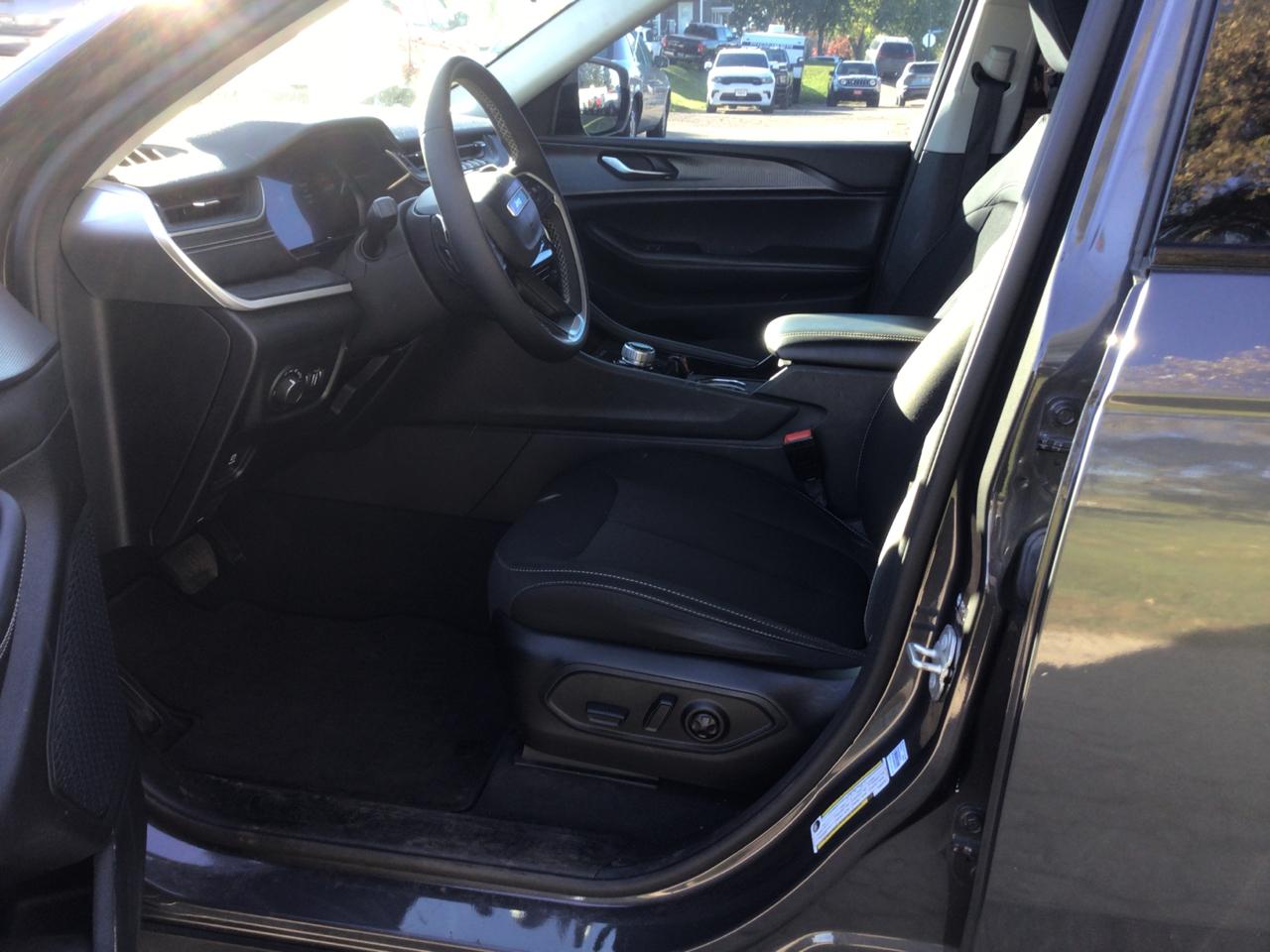 Jeep Grand Cherokee Laredo 4WD 2023