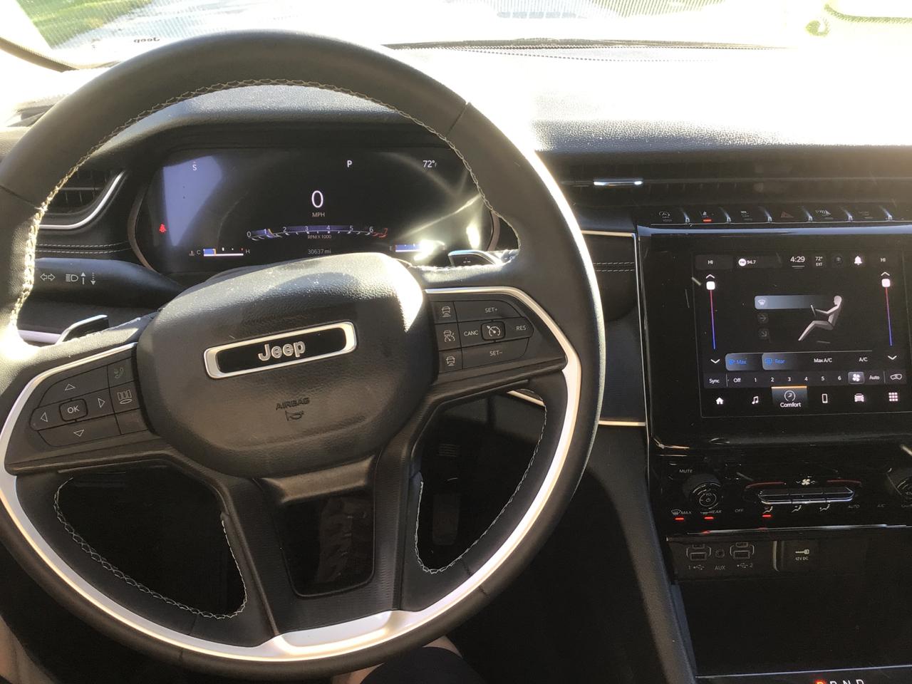Jeep Grand Cherokee Laredo 4WD 2023