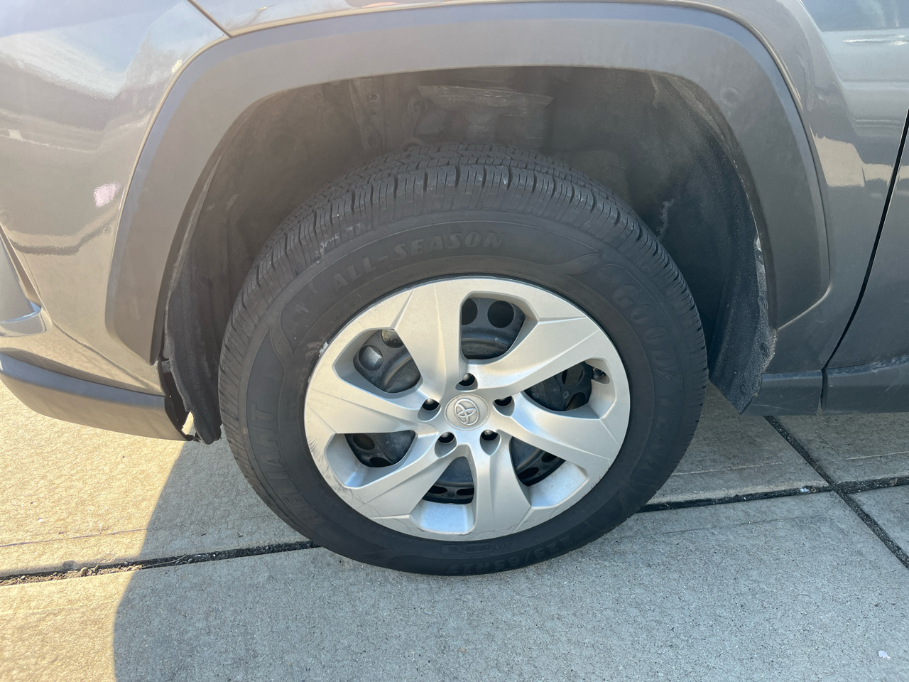 Toyota RAV4 LE FWD (Natl) 2023