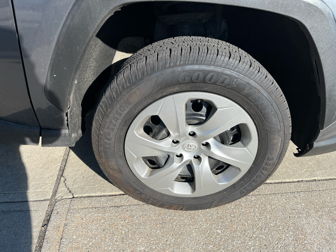 Toyota RAV4 LE FWD (Natl) 2023