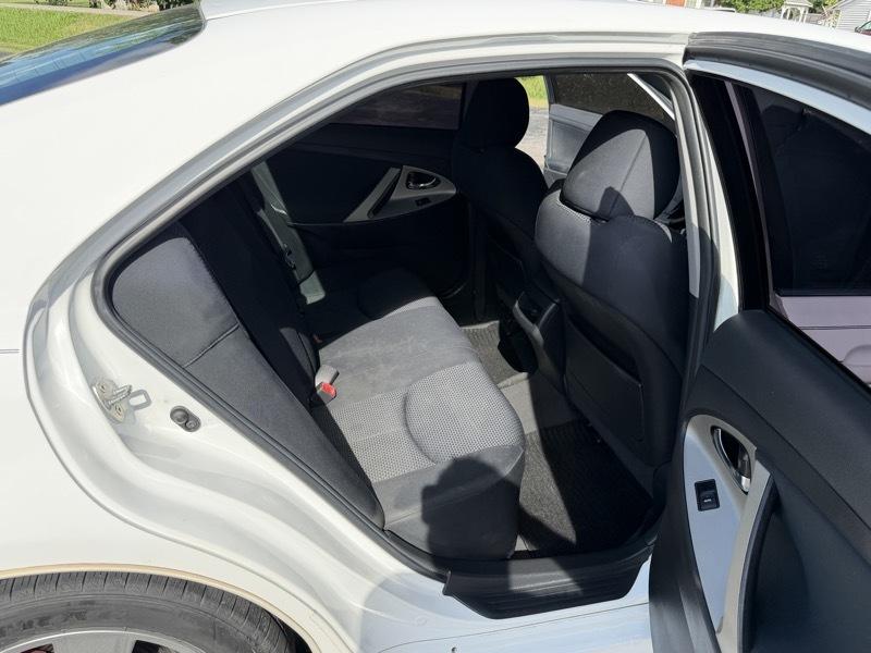 Toyota Camry SE 6-Spd AT 2011