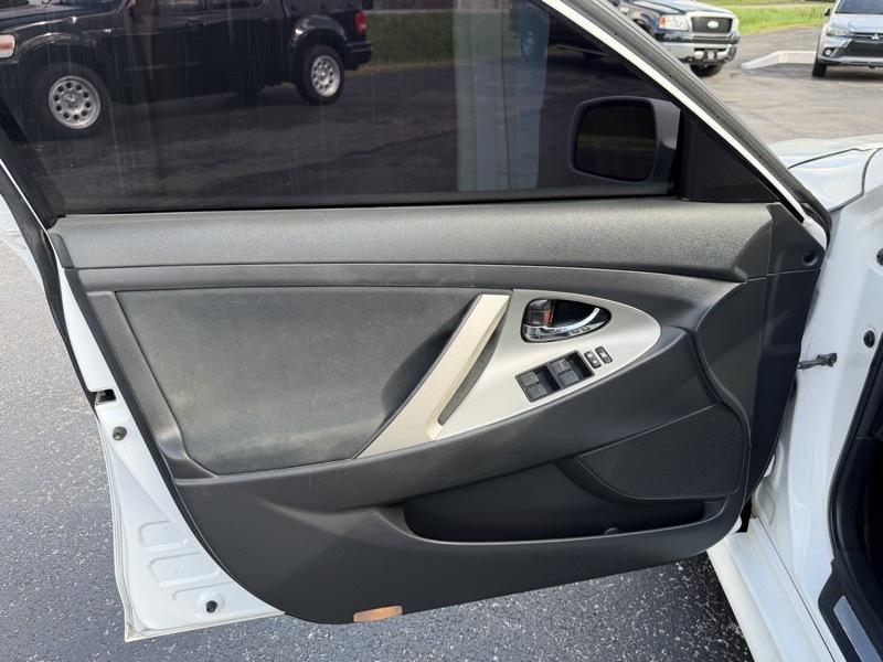 Toyota Camry SE 6-Spd AT 2011