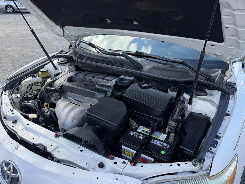 Toyota Camry SE 6-Spd AT 2011