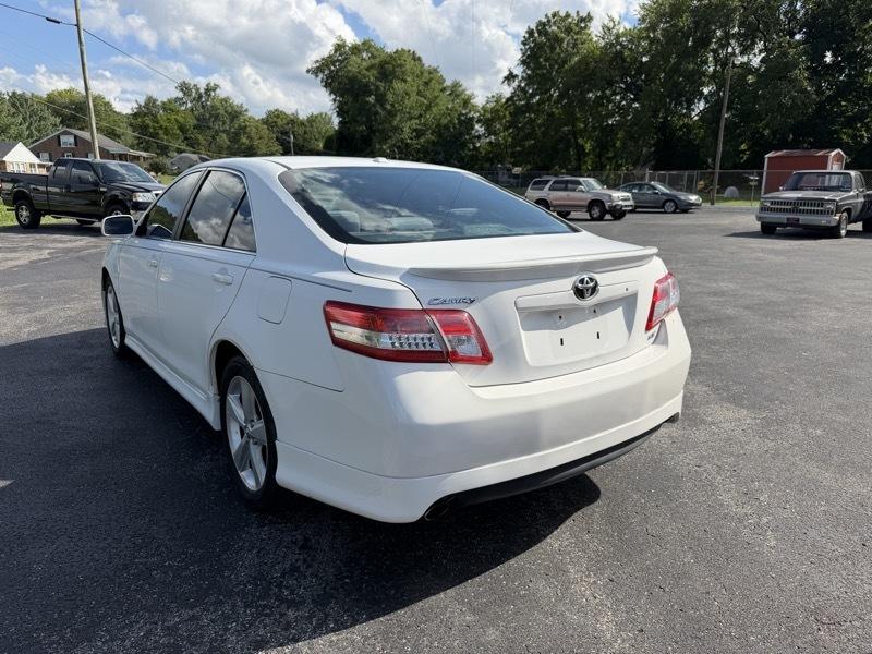 Toyota Camry SE 6-Spd AT 2011