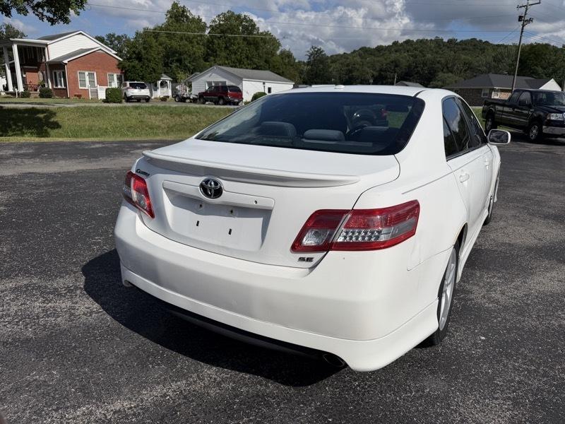 Toyota Camry SE 6-Spd AT 2011