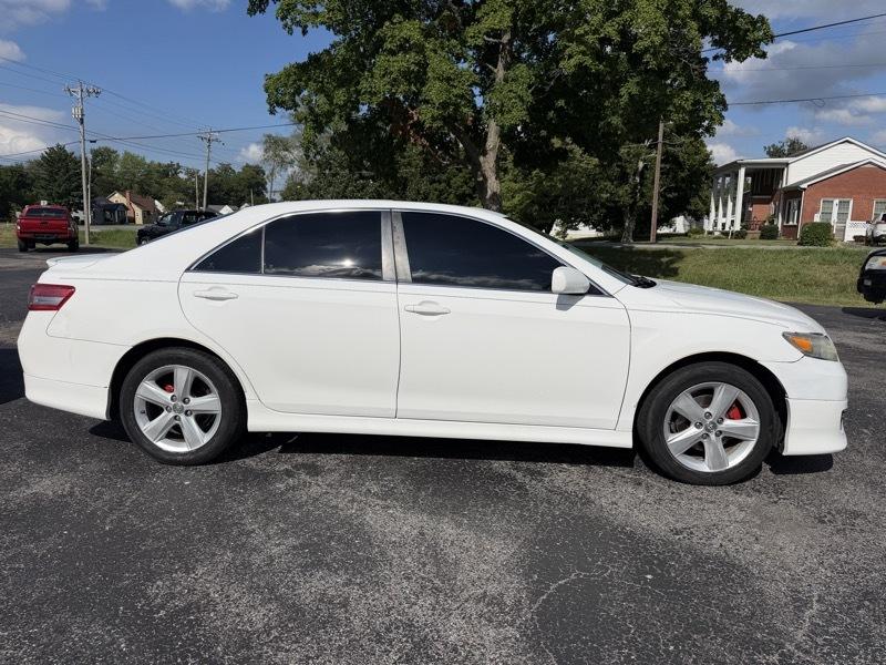 Toyota Camry SE 6-Spd AT 2011