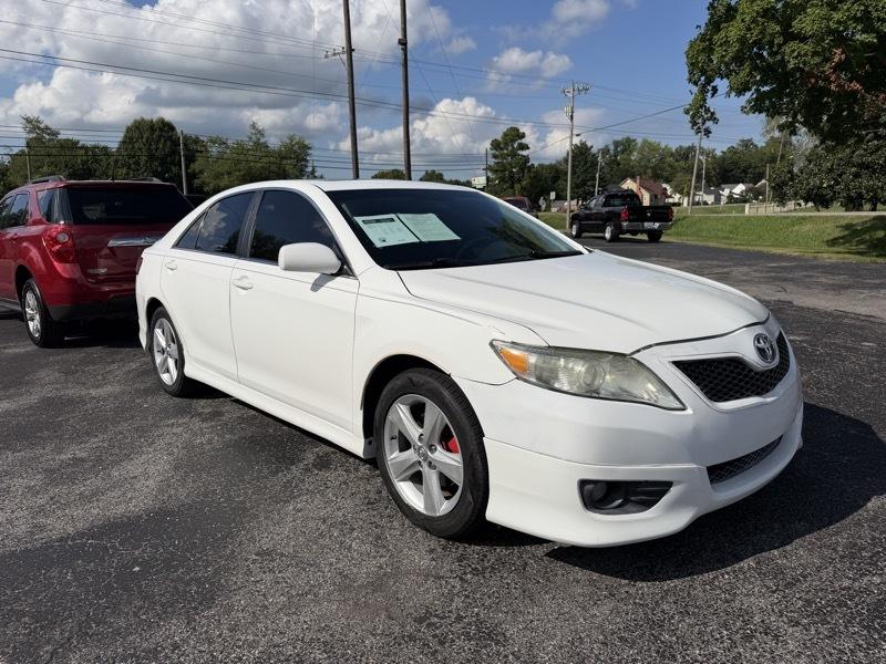 Toyota Camry SE 6-Spd AT 2011
