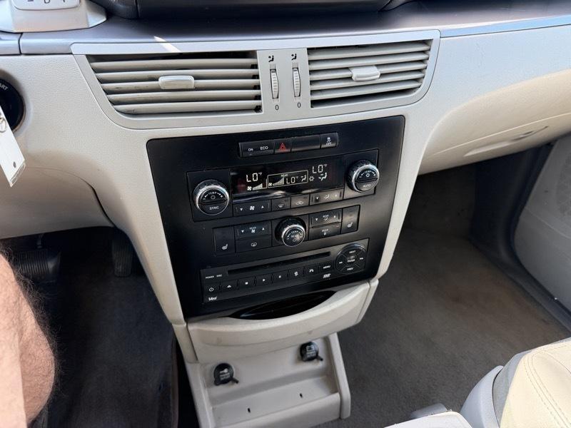 Volkswagen Routan SEL w/Nav 2011