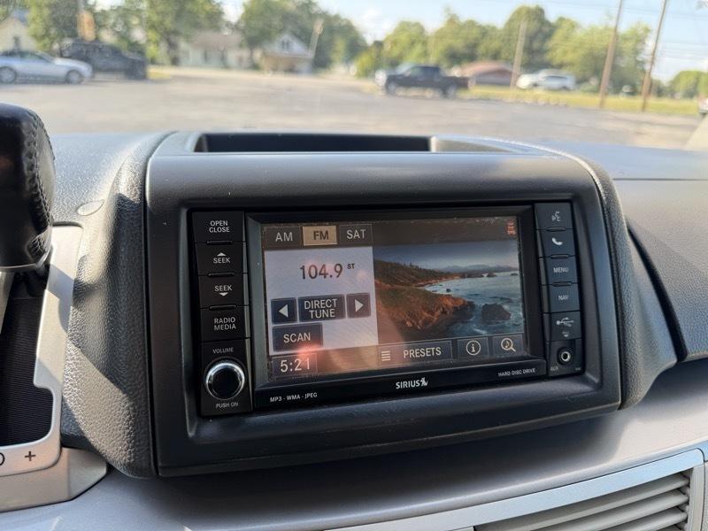 Volkswagen Routan SEL w/Nav 2011