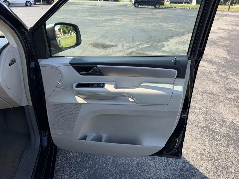 Volkswagen Routan SEL w/Nav 2011