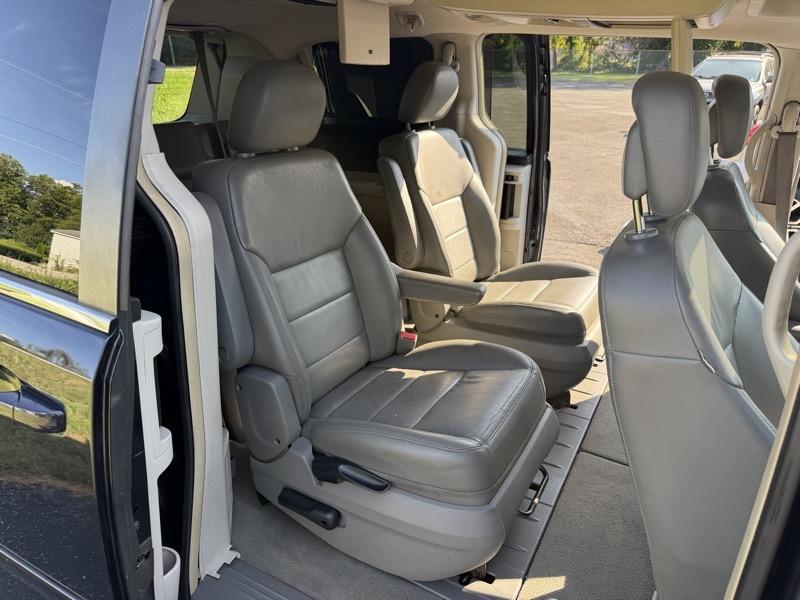Volkswagen Routan SEL w/Nav 2011