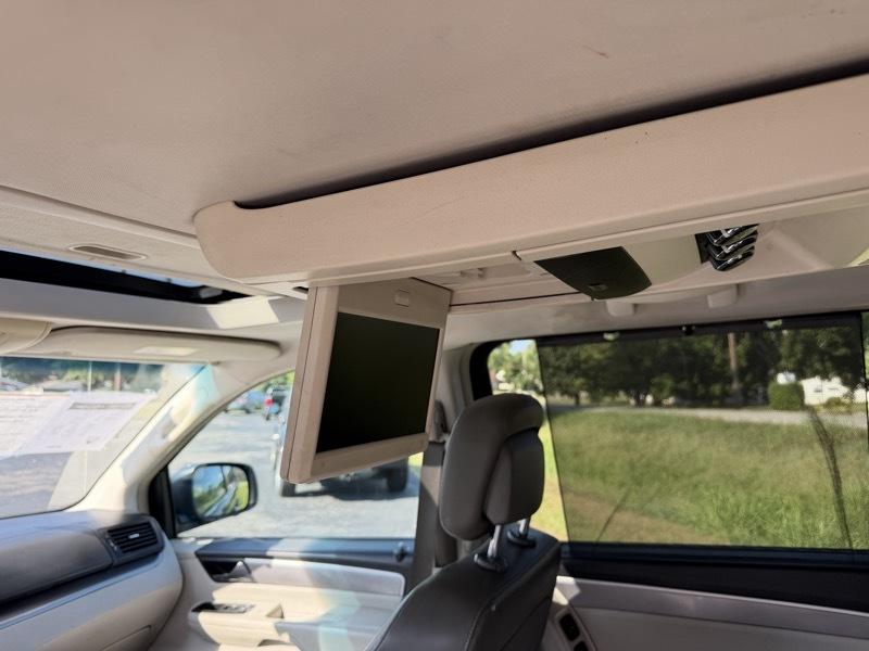 Volkswagen Routan SEL w/Nav 2011