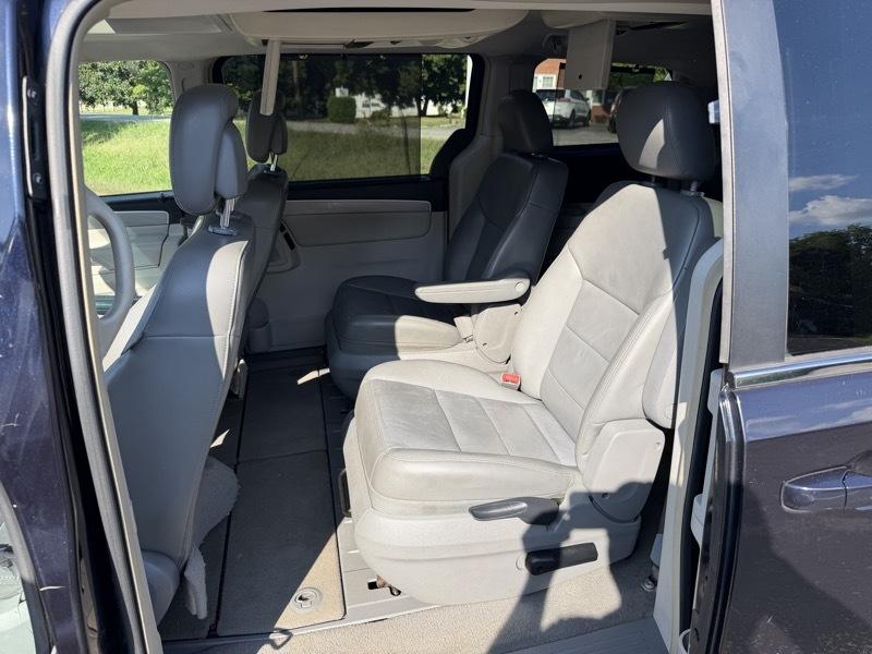 Volkswagen Routan SEL w/Nav 2011