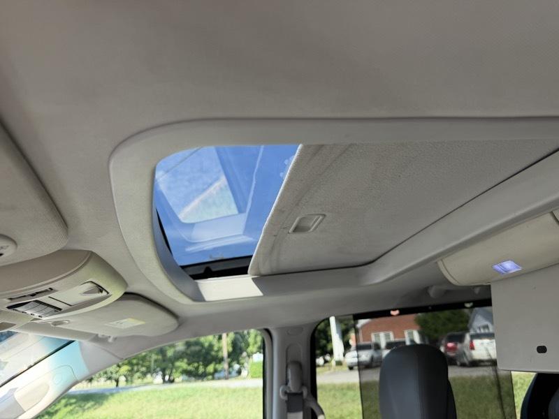 Volkswagen Routan SEL w/Nav 2011