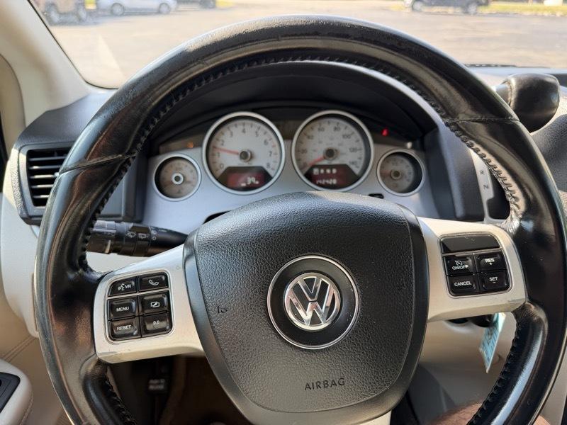 Volkswagen Routan SEL w/Nav 2011