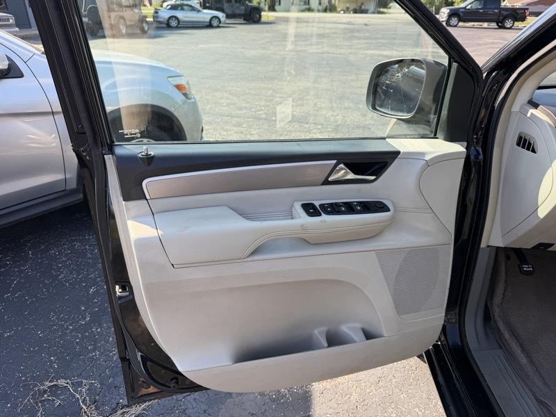 Volkswagen Routan SEL w/Nav 2011